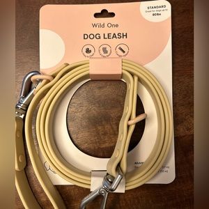 NWT Wild One leash standard size, yellowish/beige color